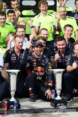 Daniel Ricciardo, Red Bull Racing celebrates with the team
