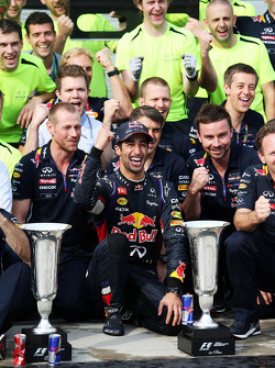 Daniel Ricciardo, Red Bull Racing celebrates with the team