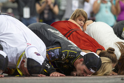 Vencedor da corrida Jeff Gordon beija tijolos