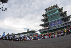 Race winner Jeff Gordon kisses the yard of Bricks