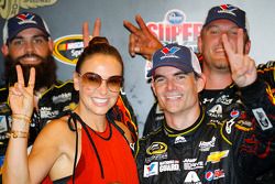 Race winner Jeff Gordon, Hendrick Motorsports Chevrolet with wife Ingrid Vandebosch