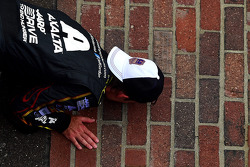 Race winner Jeff Gordon kisses the yard of Bricks