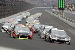 Start zum Brickyard 400 in Indianapolis 2014: Kevin Harvick, Stewart-Haas Racing Chevrolet, führt