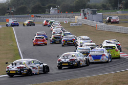 Alain Menu, chases the rest of the field after a DNF in race 2