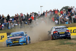 Robb Holland, Rotek Racing and James Cole, United Autosports make contact