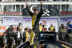 Marcos Ambrose viert feest