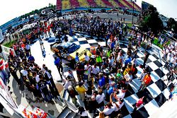 Vencedor da corrida Marcos Ambrose