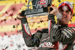 Il vincitore della gara Will Power, del team Penske Chevrolet