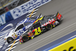 Brian Vickers, Michael Waltrip Racing Toyota and Jeff Gordon, Hendrick Motorsports Chevrolet