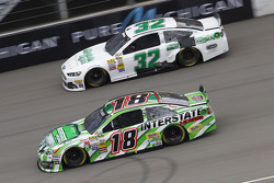 Terry Labonte, FAS Lane Racing Ford e Kyle Busch, Joe Gibbs Racing Toyota