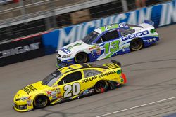 Matt Kenseth, Joe Gibbs Racing Toyota and Casey Mears, Germain Racing Ford