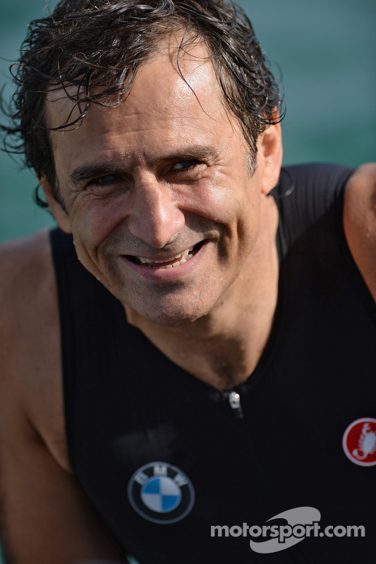 Alex Zanardi se prepara para un triatlón de larga distancia