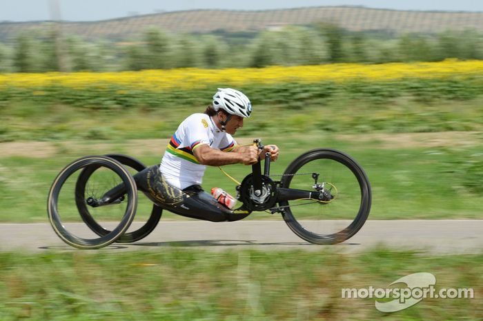 Alex Zanardi se prepara para un triatlón de larga distancia