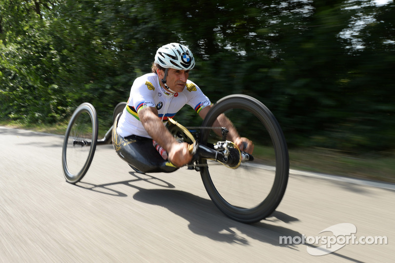 Alex Zanardi se prepara para un triatlón de larga distancia