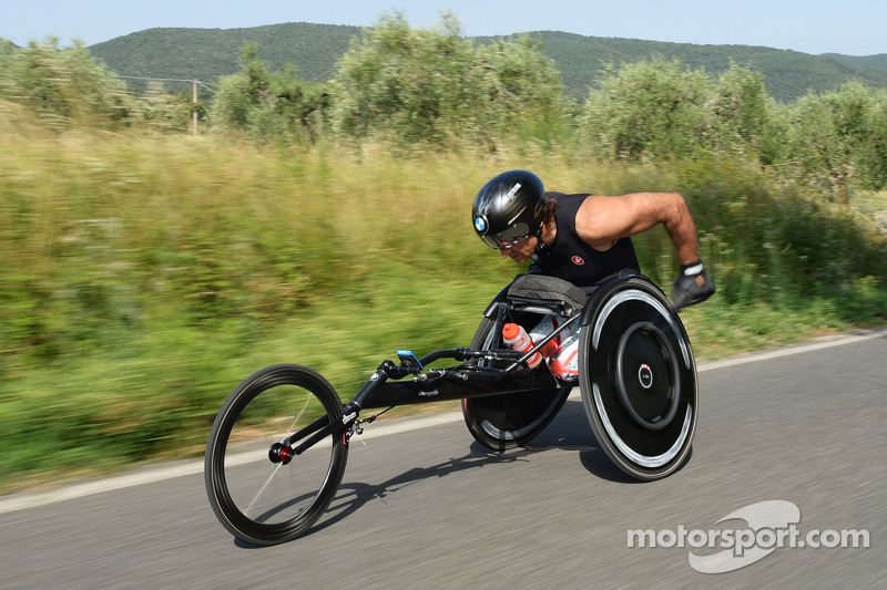 Alex Zanardi se prepara para un triatlón de larga distancia