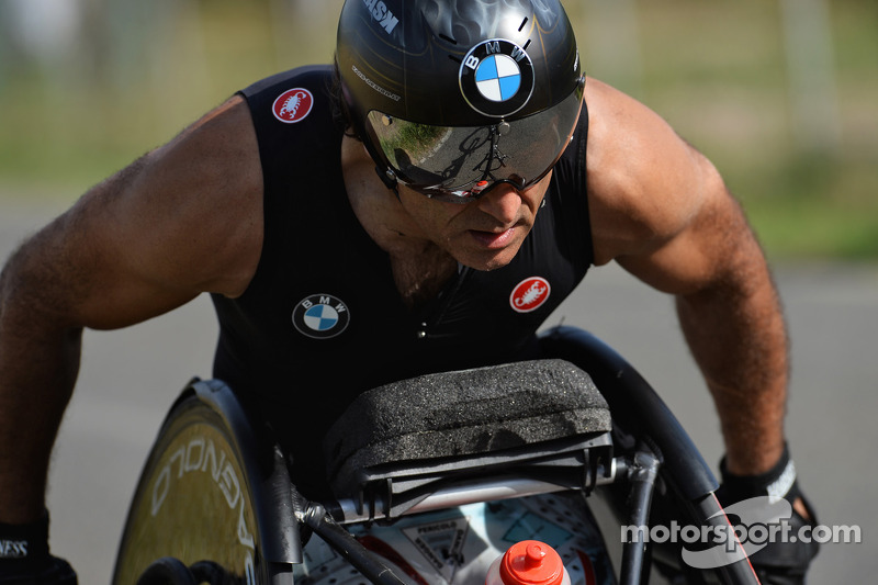 Alex Zanardi se prepara para un triatlón de larga distancia