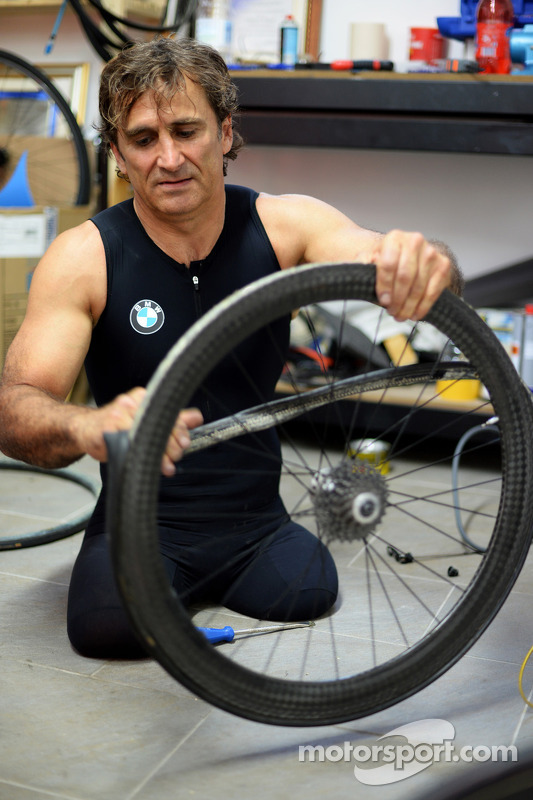 Alex Zanardi se prepara para competir no triatlo de longa distância, que acontecerá em outubro, no H