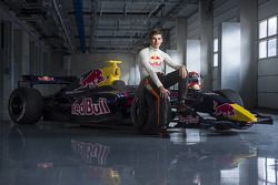 Max Verstappen pilota para a Toro Rosso