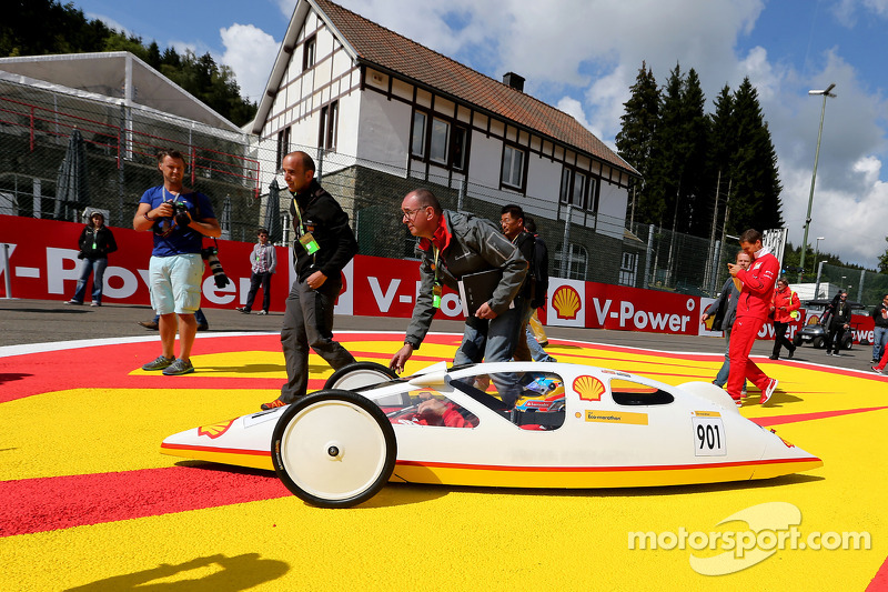 Fernando Alonso, Scuderia Ferrari conduce el Shell Eco Marathon