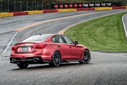 De Infiniti Q50 Eau Rouge tijdens een promotierun door de Eau Rouge