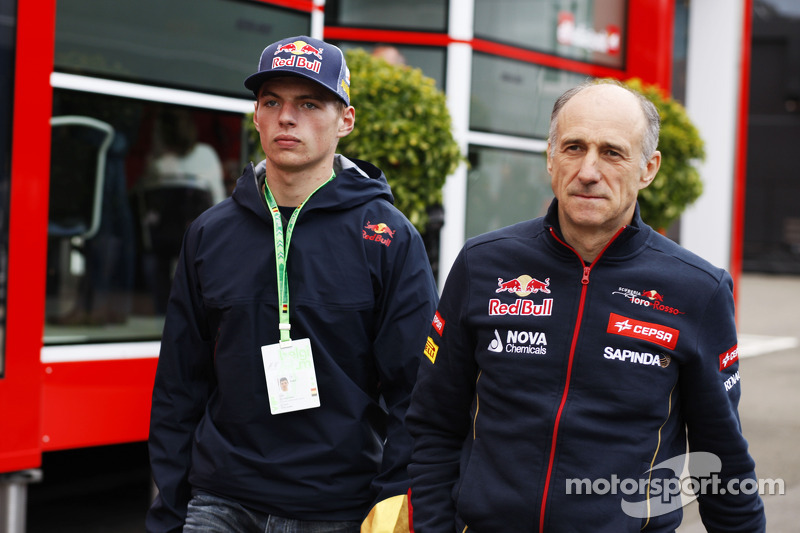 (Esquerda para direita): Max Verstappen, Scuderia Toro Rosso, com Franz Tost, chefe de equipe da Scu