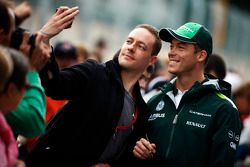 Andre Lotterer, Caterham F1 Team, firma autógrafos para aficionados