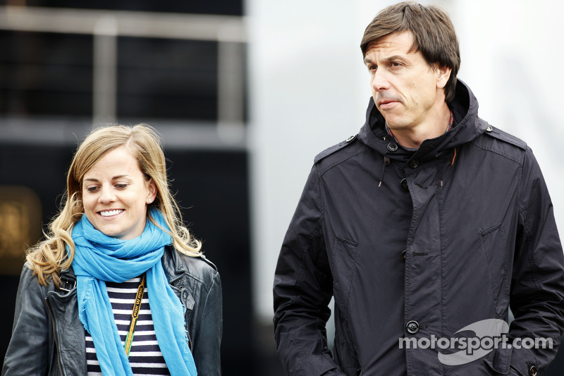 (Esquerda para direita): Susie Wolff, piloto de desenvolvimento da Williams, com Toto Wolff, sócio e diretor executivo da Mercedes AMG F1