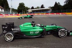 Marcus Ericsson, Caterham CT05 gira en La Source in FP1 y es pasado por su compañero de equipo André