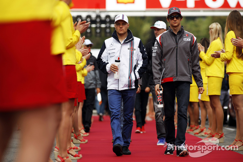 Valtteri Bottas, Williams y Esteban Gutiérrez, Sauber en el desfile de pilotos