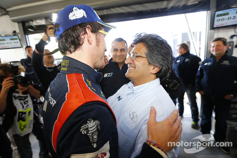 比赛获胜者 Thierry Neuville，和Michel Nandan