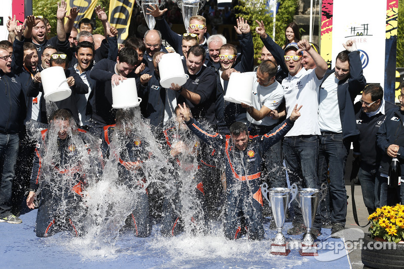 Vincitori Thierry Neuville e Nicolas Gilsoul partecipano all'ALS ice bucket challenge