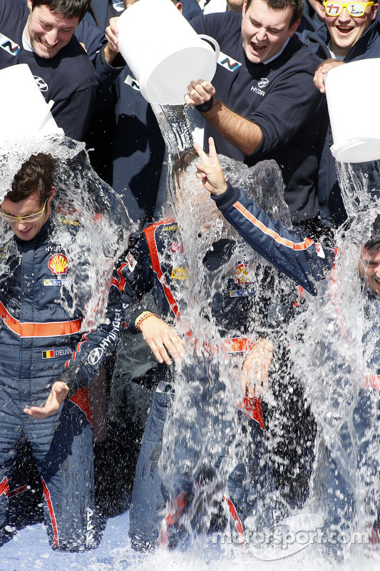 Vencedores Thierry Neuville e Nicolas Gilsoul take the ALS ice bucket challenge