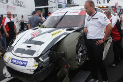 The damaged #911 Porsche North America Porsche 911 RSR: Nick Tandy, Richard Lietz