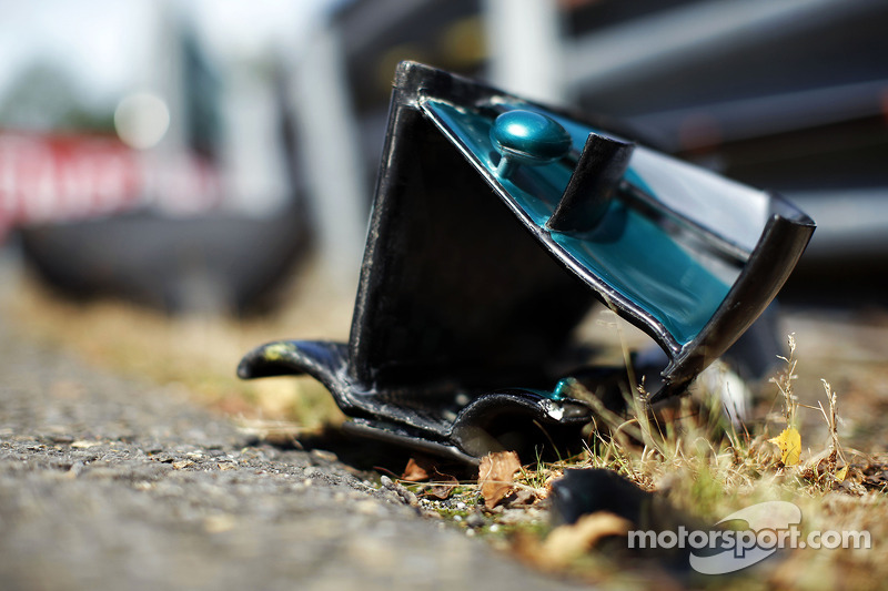 A peça, em detalhe na foto, furou o pneu do carro de Hamilton, que posteriormente abandonou a corrida. Rosberg foi o segundo colocado.