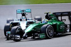 Marcus Ericsson, Caterham F1 Team e Lewis Hamilton, Mercedes AMG F1 Team