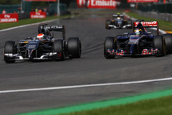 Adrian Sutil, Sauber C33 and Jean-Eric Vergne, Scuderia Toro Rosso STR9 battle for position