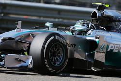 Nico Rosberg, Mercedes AMG F1 W05, met bandenrotzooi aan zijn antenne