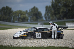 #28 Grasser Racing Team Lamborghini LFII: Hari Proczyk, Jeroen Bleekemolen in trouble