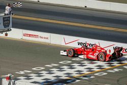 Scott Dixon, Target Chip Ganassi Racing Chevrolet, se lleva la victoria