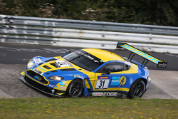 #31 Aston Martin Vantage GT3: Stefan Mücke, Pedro Lamy