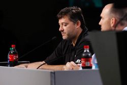 Tony Stewart na conferência de imprensa para informar seu retorno