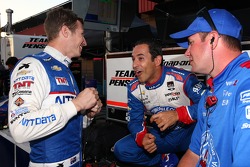 Ryan Briscoe, Chip Ganassi Racing Chevrolet and Helio Castroneves, Penske Racing Chevrolet