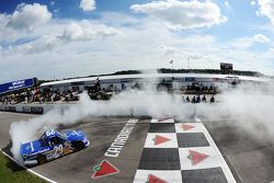 Vencedor da corrida Ryan Blaney celebra