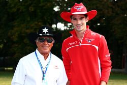 Alexander Rossi, piloto reserva da Marussia F1 Team, com Mario Andretti, embaixador do Circuito das Américas