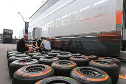 Pirelli tyre technician with McLaren mechanics