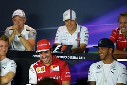 (Da sinistra a destra): Fernando Alonso, Ferrari e Lewis Hamilton, Mercedes AMG F1 alla conferenza s