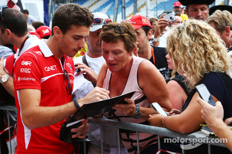 Jules Bianchi, Marussia F1 Team firma autografi per i tifosi