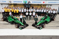 (L to R): Marcus Ericsson, Caterham and team mate Kamui Kobayashi, Caterham in a team photograph