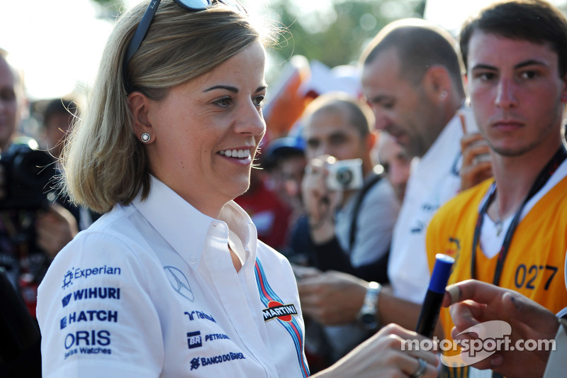 Susie Wolff, Williams piloto de desenvolvimento assina autógrafos para os fãs