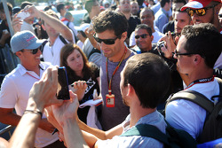 Mark Webber, con fans